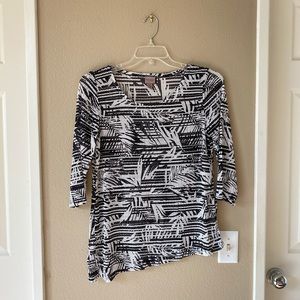 🥑CHICO’S EASY WEAR Lace Abstract Blouse With 3/4 Sleeves and Asymmetrical Hem